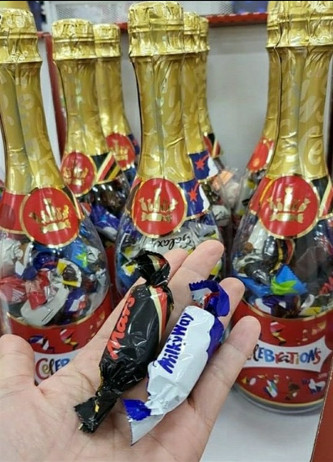 Socola Celebrations Vỏ Chai Rượu 320g - Image 5